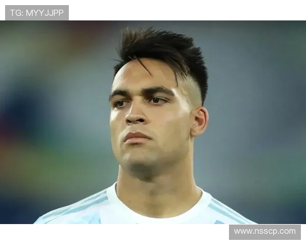 马丁内斯：从足球场上的明星到生活中的传奇人物探索他的成长与成就